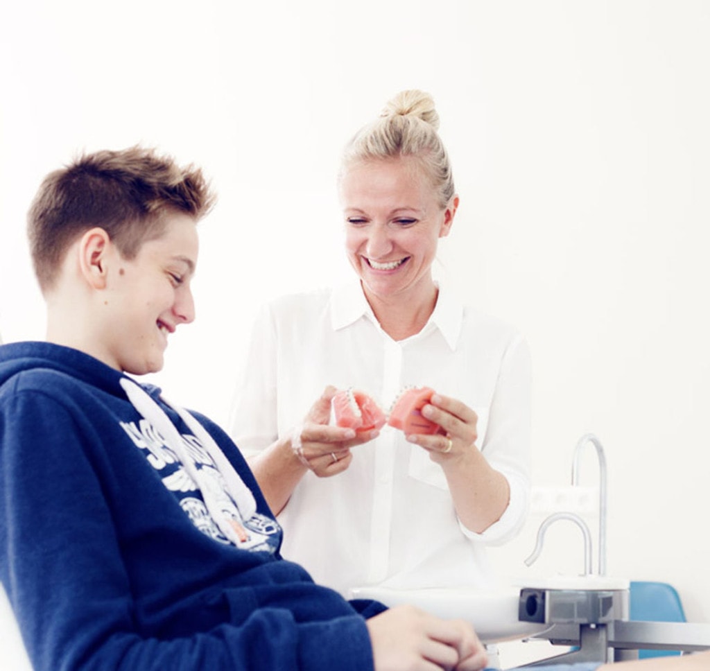 Zahnärztin und Kieferorthopädin Dr. Susanne Kaiser mit Patienten
