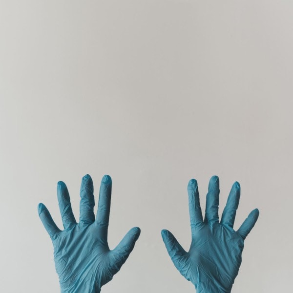 Hände mit Handschuhen