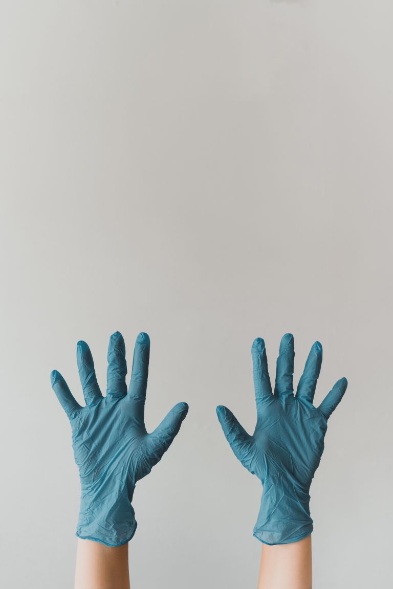 Hände mit Handschuhen