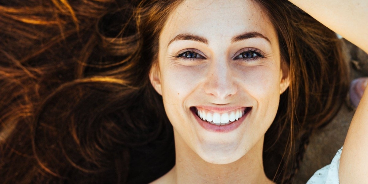 Lachende Frau mit fast unsichtbarer Zahnspange